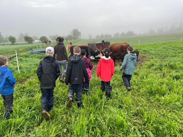 Malende Kinder zum Thema Frühling