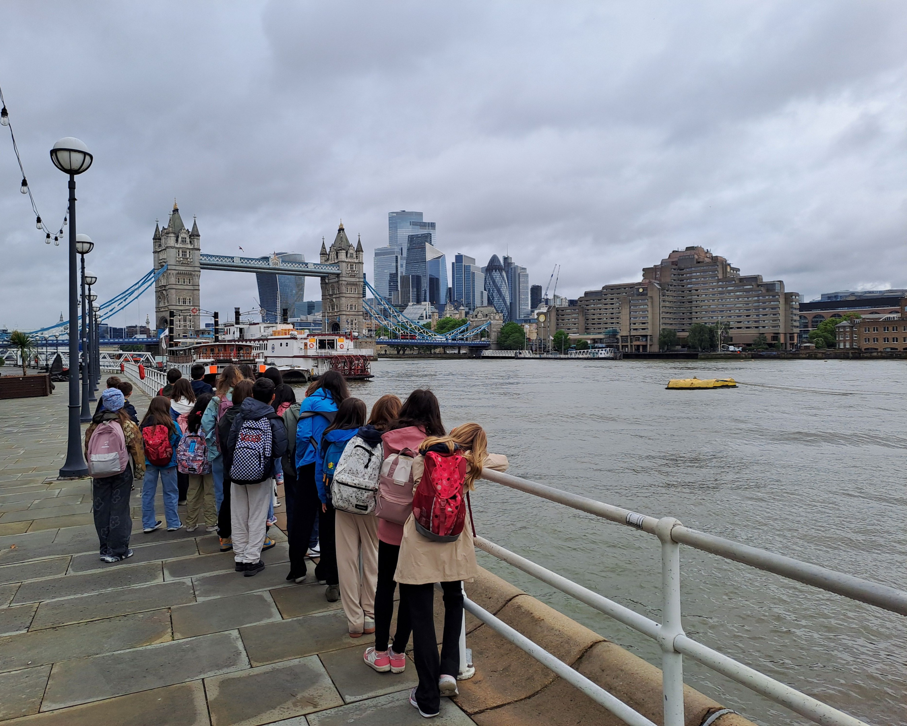 Kinder, von hinten aufgenommen, blicken auf die Tower Bridge in London